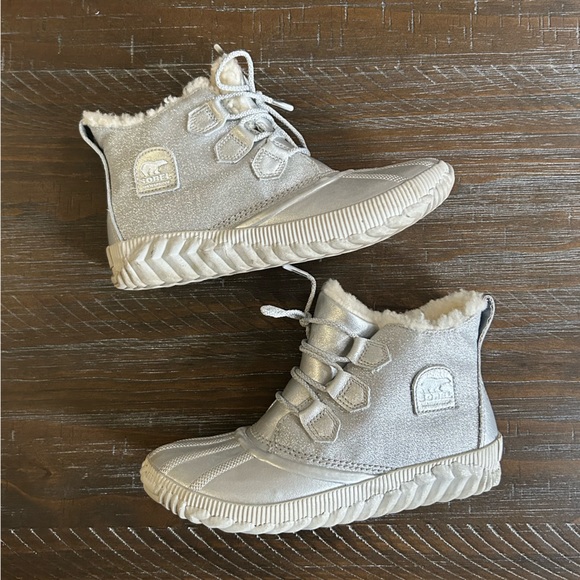 Disney X Sorel | Out N About plus Frozen - Picture 3 of 6